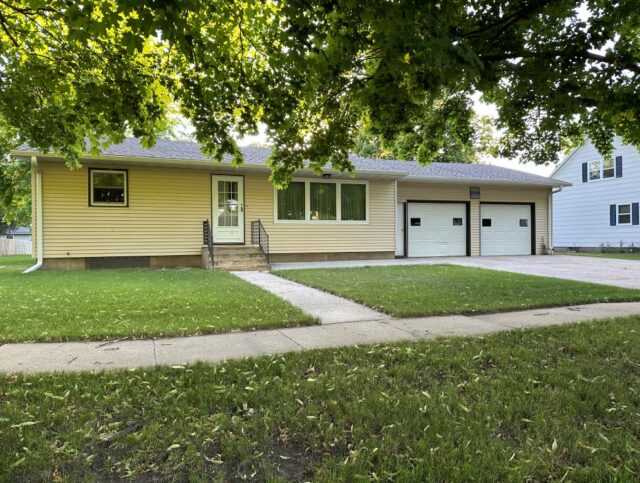 621 S Relanto St Freeman, SD  Location Location!