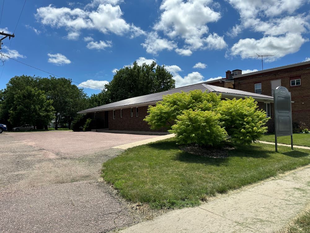 105 E 5th St Freeman, SD  Commercial Office Building!