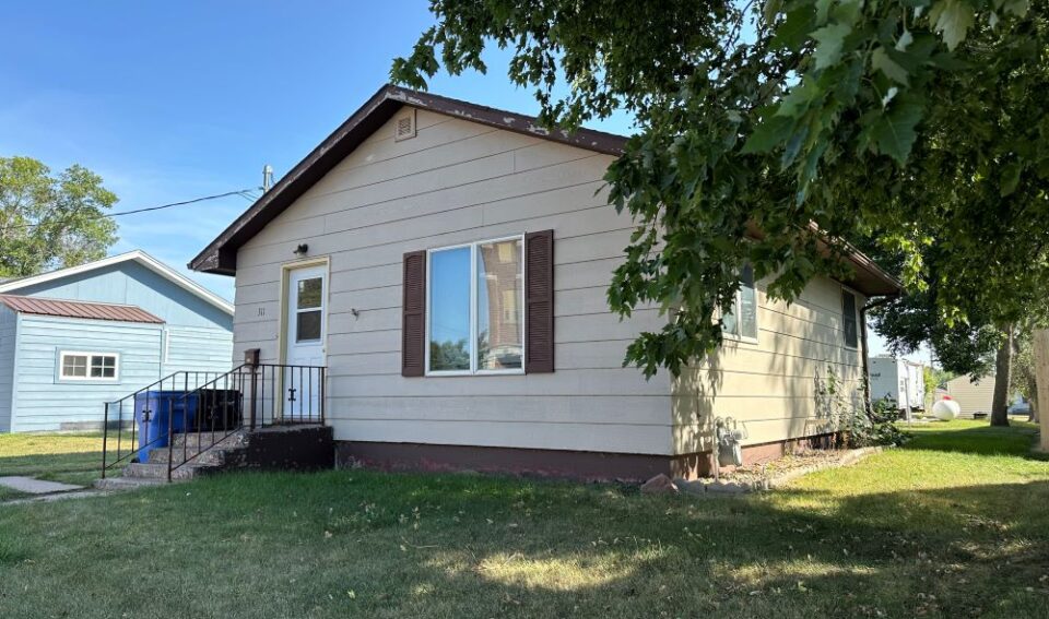 311 W Vermont Ave Salem, SD  Cozy Cottage!